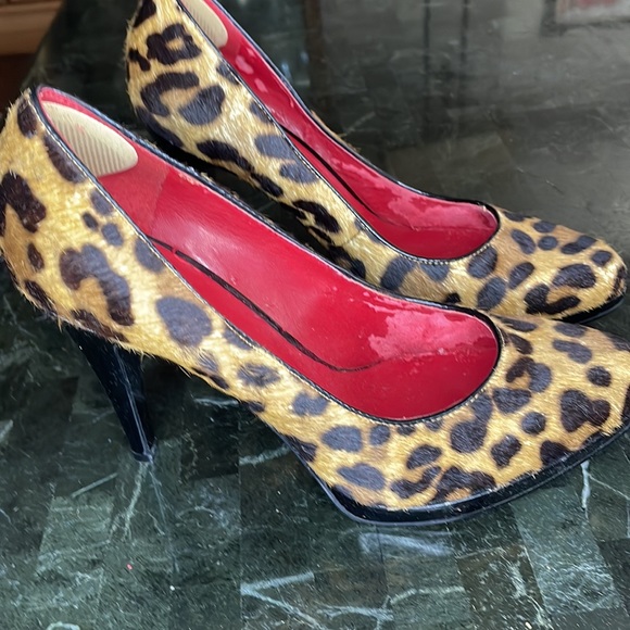 Cafe hair animal print heels. Not in new condition but gently used. - Picture 2 of 5